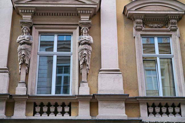 Waltherstrasse, statues de femmes sur les colonnes, Linz - Autriche
