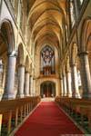 Neuer Dom, les grandes orgues et le tapis rouge de la nef, Linz, Autriche.