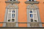 Pfarrgasse, façade orange et angelots sculptés, Linz, Autriche.