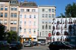 Schiller Platz, visages sur une pub, Linz, Autriche.