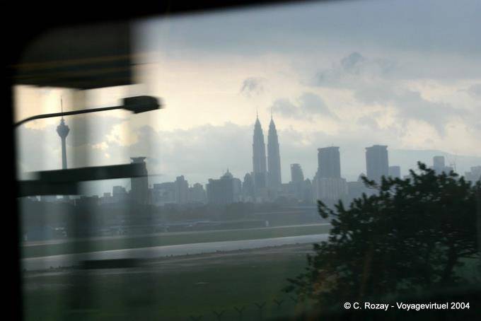 Kuala Lumpur vue depuis le train à grande vitesse local - Malaisie
