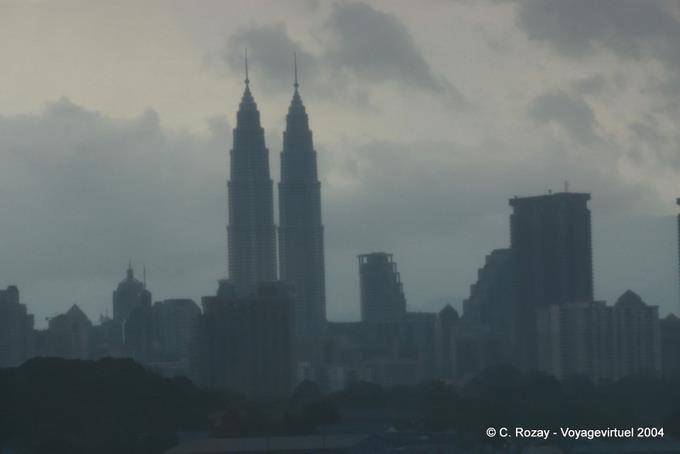 Kuala Lumpur, les Petronas dans la brume - Malaisie