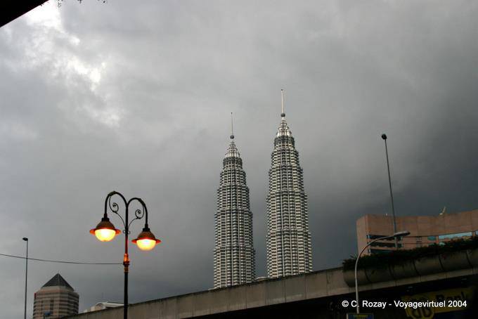 Découverte des tours jumelles Petronas au petit matin, Kuala Lumpur - Malaisie