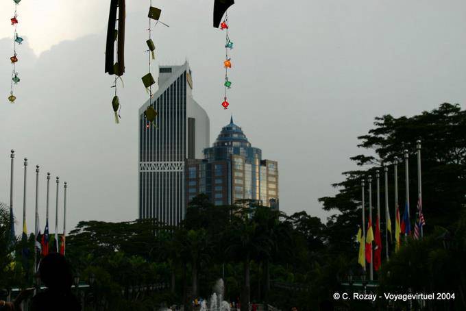 Alignement architectural depuis le jardin de la Menara, Kuala Lumpur - Malaisie