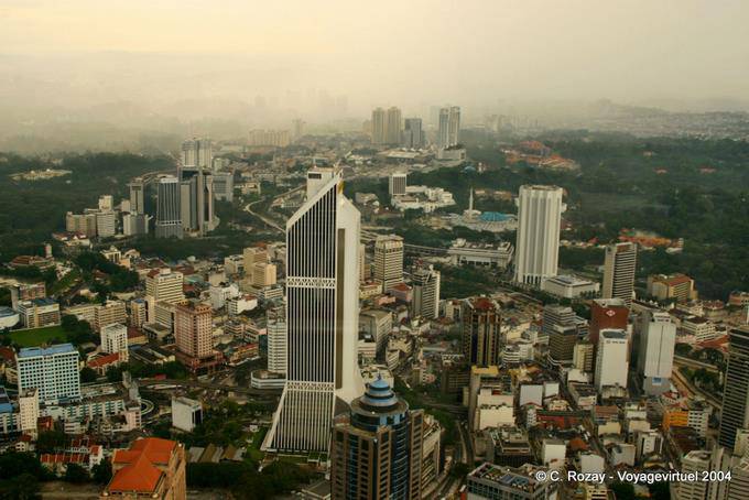 Panorama sans trop de pollution depuis la tour KL telecom, Kuala Lumpur city - Malaisie