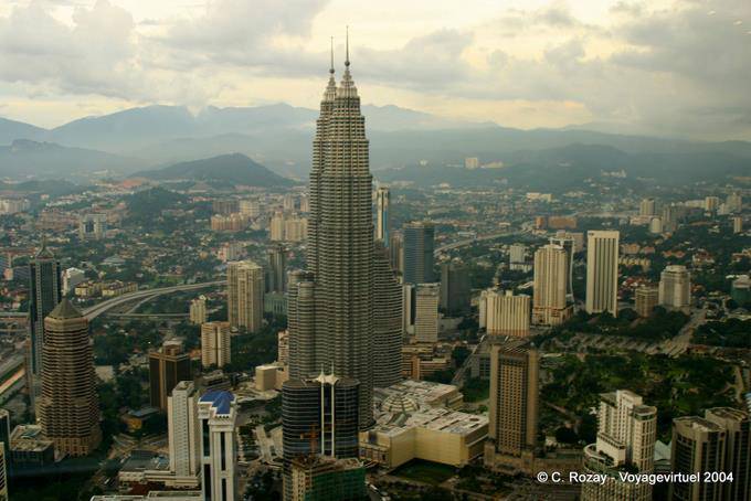 Profil des Petronas et montagnes au loin depuis la tour KL, Kuala Lumpur - Malaisie