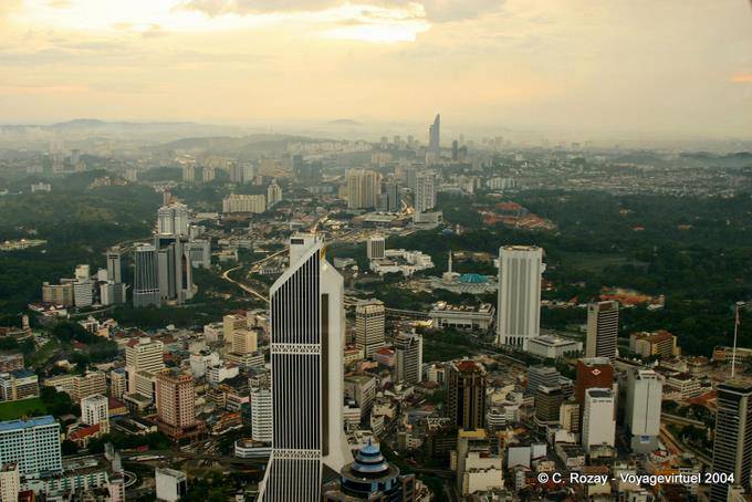 Depuis la tour telecom, l'immeuble de la Menara Maybank, Kuala Lumpur - Malaisie
