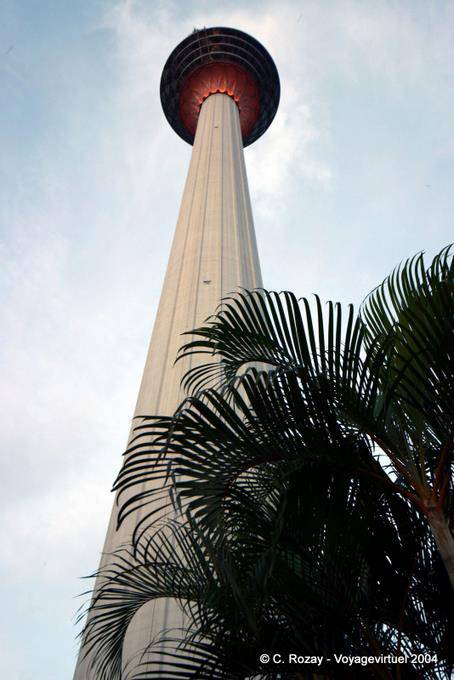Autre vue depuis le bas des 421 mètres de la Menara, Kuala Lumpur - Malaisie