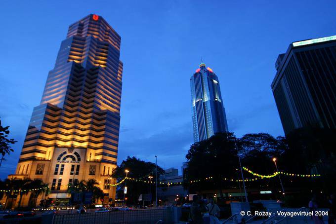 Lumiéres dans l'architecture moderne de Kuala Lumpur - Malaisie