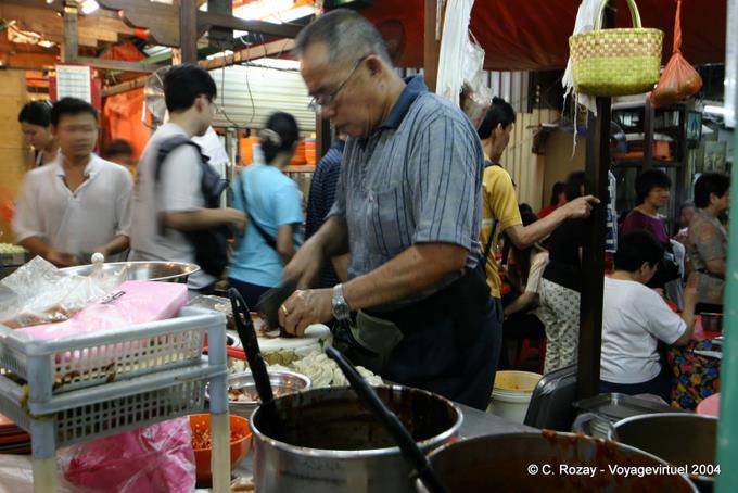 Préparation culinaire dans un restaurant de rue, marché de nuit, Kuala Lumpur - Malaisie