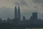Kuala Lumpur, les Petronas dans la brume, Malaisie.