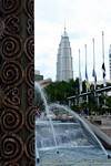 Jets d'eau dans les jardins de la tour KL, Kuala Lumpur, Malaisie.