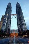 Des pieds à la tête, les Petronas twin towers, Kuala Lumpur, Malaisie.