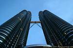 Les tours Petronas vues d'en bas, Kuala Lumpur, Malaisie.