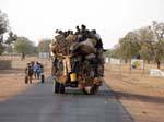 Camion surchargé à l'entrée de Bamako, Mali.