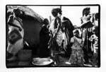 Debecurumba, femmes et gosses en noir et blanc, Mali.