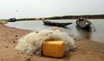 Filet et bidon sur la rive du Niger vers Mopti, Mali.