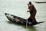 Portrait d'un piroguier dans l'effort, fleuve Niger, Mali.