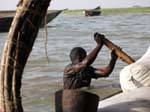 Poussée pour sortir la pinasse échouée, fleuve Niger, Mali.