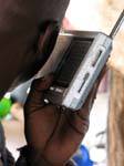 Ecoute du transistor dans l'embarcation Bozo, Mali.