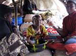 Repas collectif dans la pinasse, entre Mopti et Tombouctou, Mali.