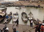 Mopti, les pinasses au débarquement, Mali.