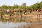 Simbi, bain dans le marigot, Mali.