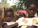 Enfant accroupi, village des Griots, Mali.