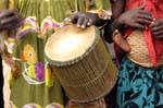 Les mains sur le tambour Tama, village des Griots, Mali.