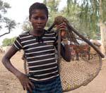 Jeune pêcheuse et sa nasse, Sokoura, Mali.