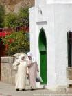 Promenade de femmes en tenue traditionnelle, Asilah, Maroc.