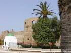 Les fortifications portugaises, Bab El Homar et un marabout, Asilah, Maroc.