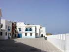 Créneaux et placette, front de mer vers le Palais Raissoni, Asilah, Maroc.