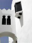 Un passage et une fenêtre à moucharabieh, médina, Asilah, Maroc.