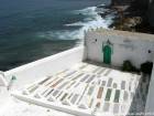 Décoration de tombes au cimetière du Mausolée Sidi Mansour, Asilah, Maroc.
