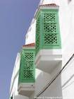 Fenêtres en avancée avec moucharabiehs, Asilah, Maroc.