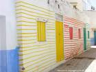 Mur peint de lignes multicolores, Asilah, Maroc.