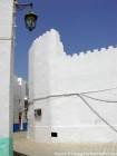 Angle de rue fortifié, rue Sidi Tayeb, médina, Asilah, Maroc.