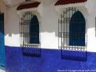 Ombre de fer forgé et couleurs dans la médina, Asilah, Maroc.