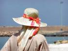 Voile et chapeau de paille au ruban, Asilah, Maroc.
