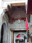 Décor sur bois et stucs colorés dans la médina de Fès, Maroc.
