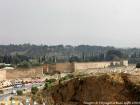 Murailles, remparts et tombes vues depuis le cimetière de Bab Mahrouk, Fès, Maroc.
