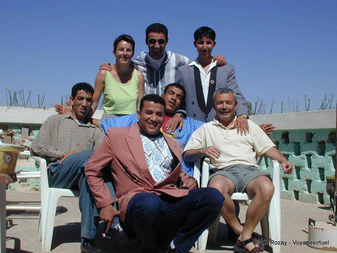 L'équipe de l'hôtel Chems, (mai 2000), Boumalne-Dadès - Maroc