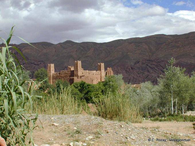 Kasbah au pied des montagnes dans la vallée du Dadès - Maroc