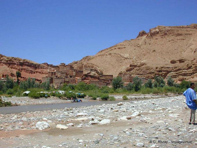 Maisons berbères traditionnelles dans le paysage, Vallée des Roses - Maroc