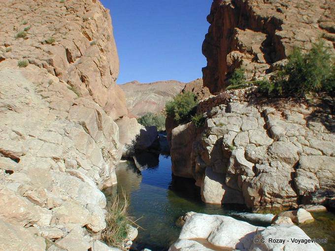 Passage d'irrigation entre les roches, Vallée des Roses - Maroc