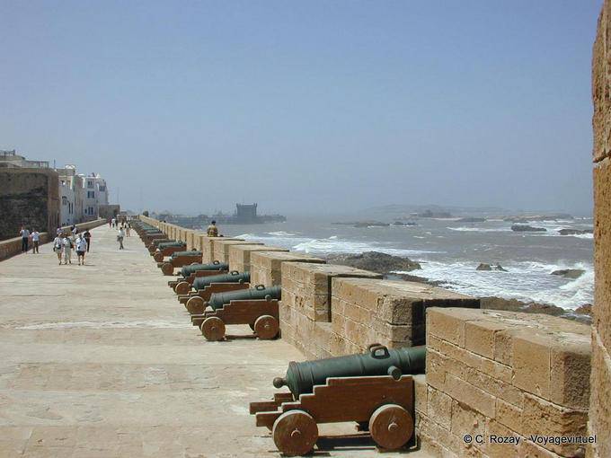 Essaouira, alignement de canons sur les remparts - Maroc