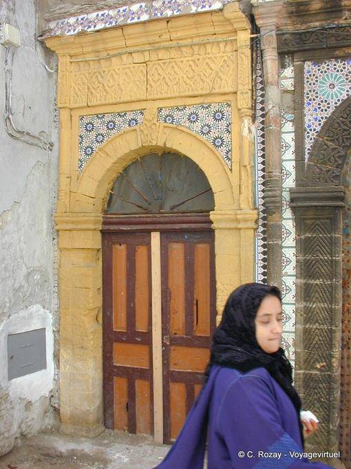 Femme et porte, Essaouira - Maroc