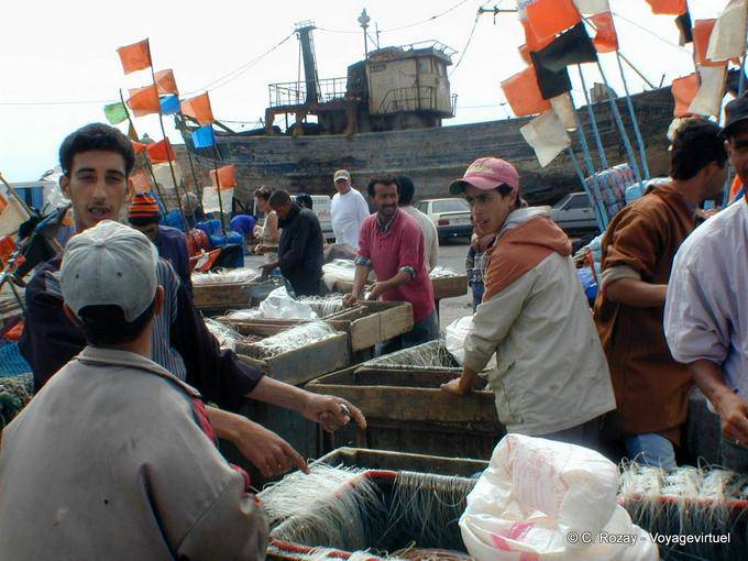 Essaouira, conversation de pêcheurs sur le port - Maroc
