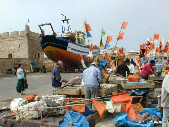 Préparation de la pêche et bateau sur cales, Essaouira - Maroc